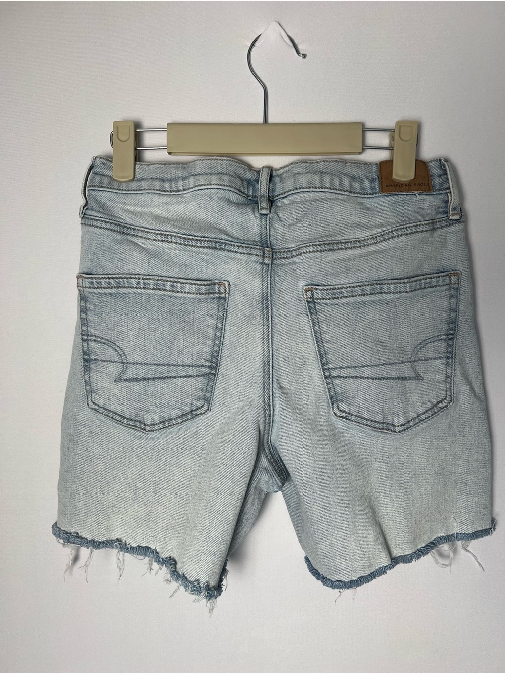 American Eagle Women’s Mid Rise Light Wash Denim Cut Off Relaxed Fit Shorts Sz 4 - Picture 4 of 6